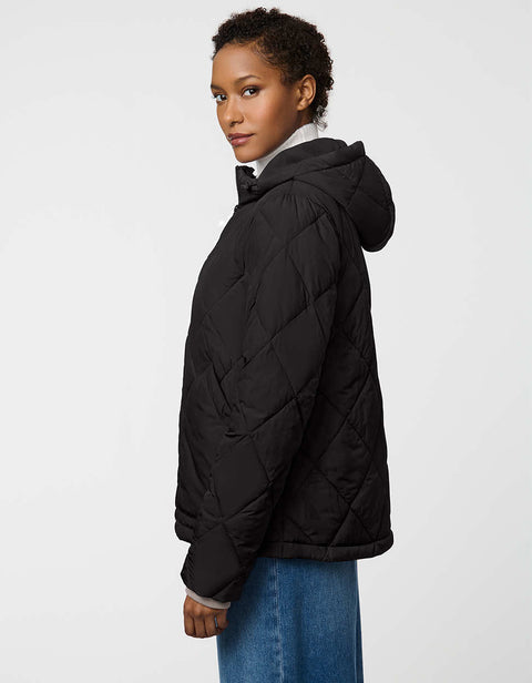 Woman_wearing_lightweight_quilted_puffer_jacket_with_fleece_lining_and_water-repellent_finish_styled_for_fall_city_wear.