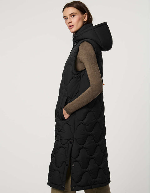 fashionable womans trendy puffer vest in black for winter season in a walker length with oversized fit for comfort