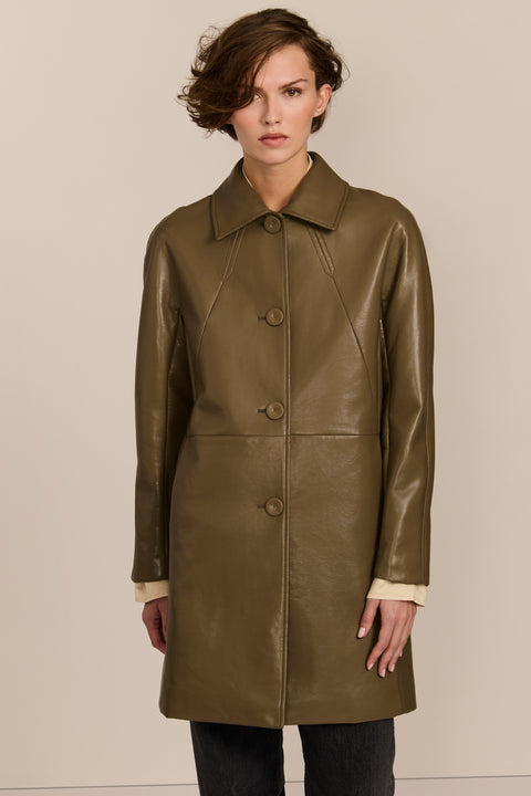 Women's genuine leather car coat with point collar, button-front closure and side pockets.