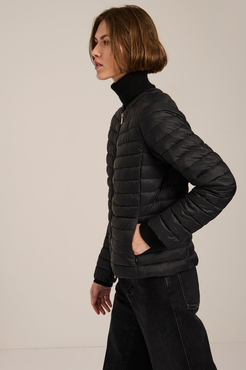 Lightweight packable quilted jacket with crew neckline, recycled insulation and zippered pockets.