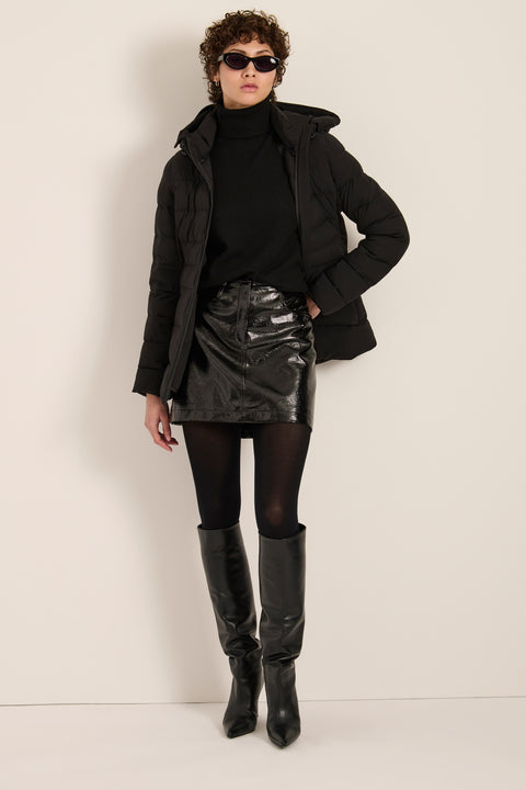 Packable hooded puffer jacket with drawstring hood, recycled insulation, zip pockets and fitted silhouette.
