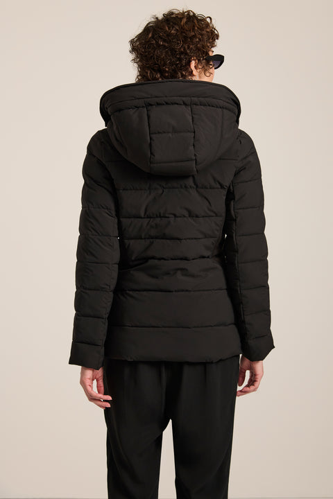 Packable hooded puffer jacket with drawstring hood, recycled insulation, zip pockets and fitted silhouette.