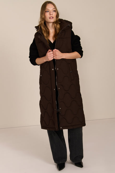 fashionable womans trendy puffer vest in black for winter season in a walker length with oversized fit for comfort