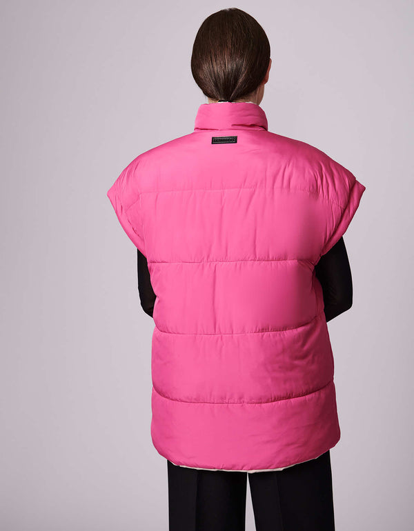 The women's reversible puffer vest has an oversized fit and sustainable style, made from 100% recycled materials.
