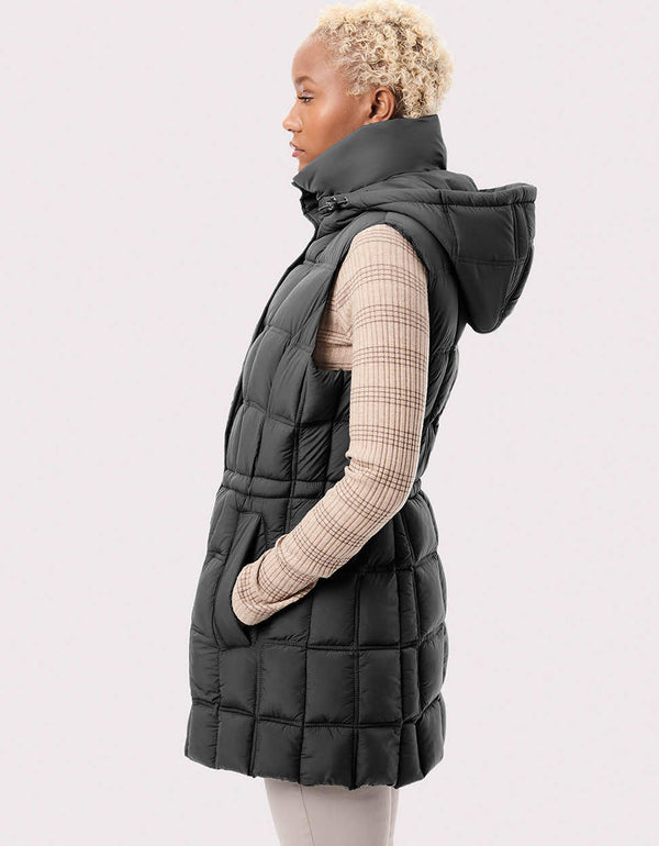 This women's puffer vest is fully sustainable made with recycled materials. It's a semi-fitted style with extra coverage thanks to extra length.