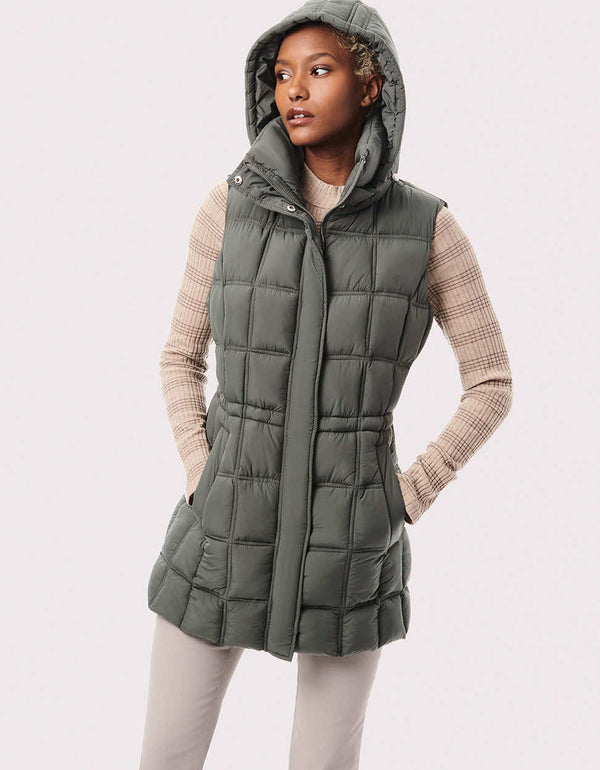 This women's puffer vest is fully sustainable made with recycled materials. It's a semi-fitted style with extra coverage thanks to extra length.