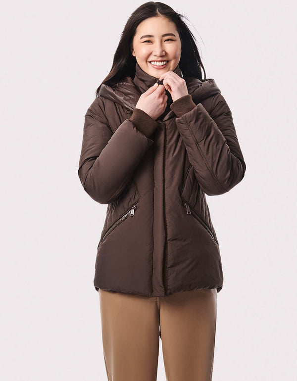 Stay warm in the sustainable style of the women's puffer jacket that's eco-friendly with recycled materials. Lightweight warmth with an inner bib.