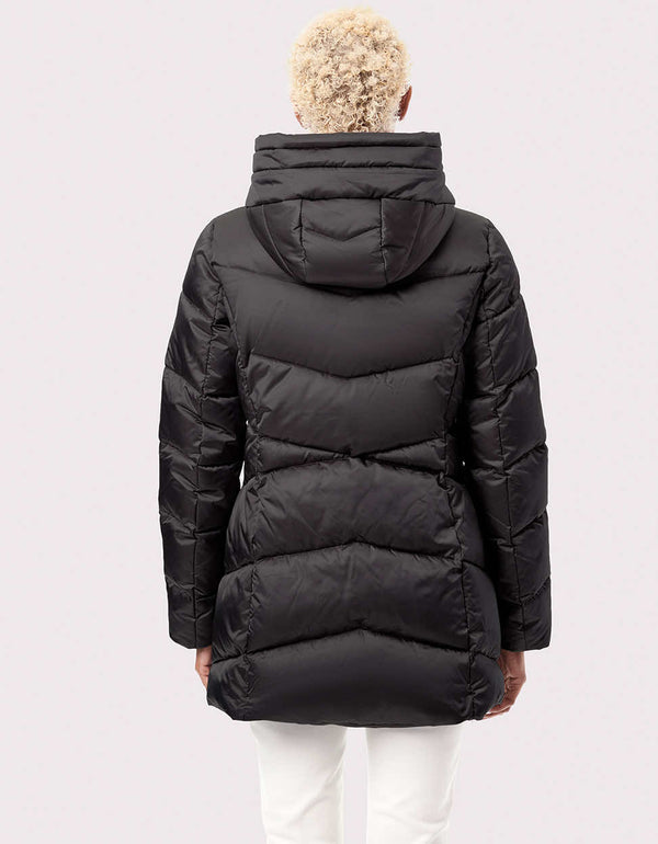 Stay warm all winter in this women's puffer walker with sustainable style. Unique quilting streamlines the waist.
