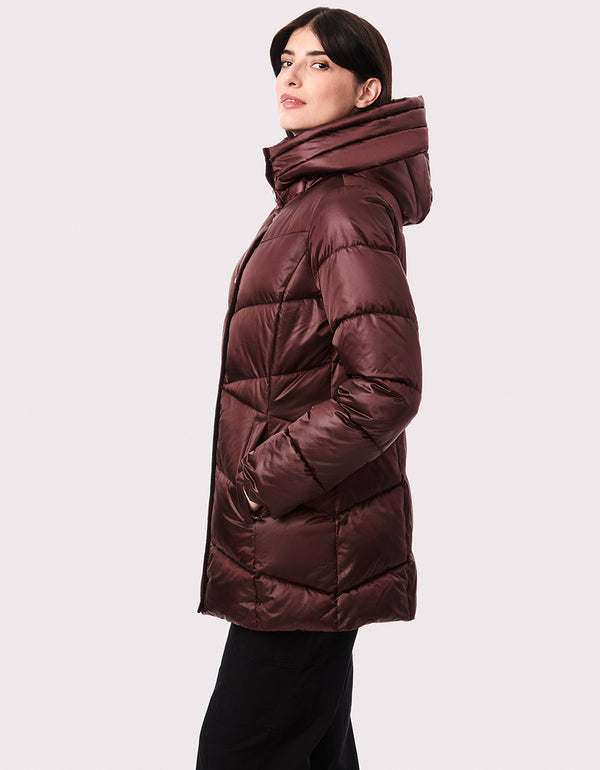 Stay warm all winter in this women's puffer walker with sustainable style. Unique quilting streamlines the waist.