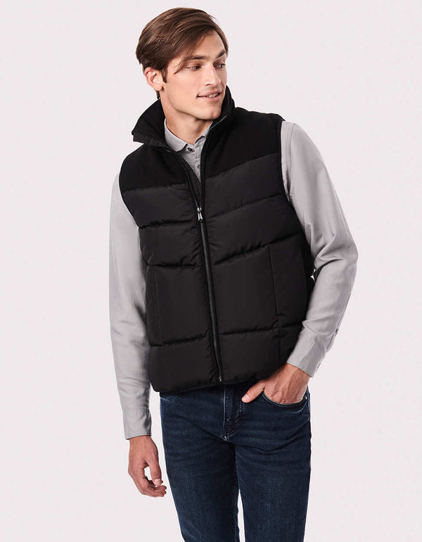 The men's puffer vest with pockets with a stand collar has sustainable warmth thanks to Ecoplume insulation made with recycled plastic bottles.