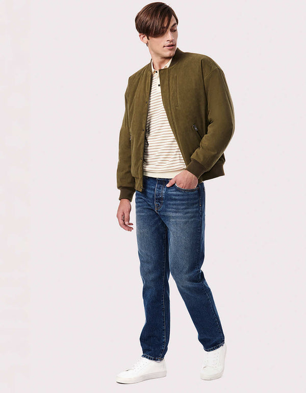 This casual men's jacket is actually a puffer with smooth, lightweight style.