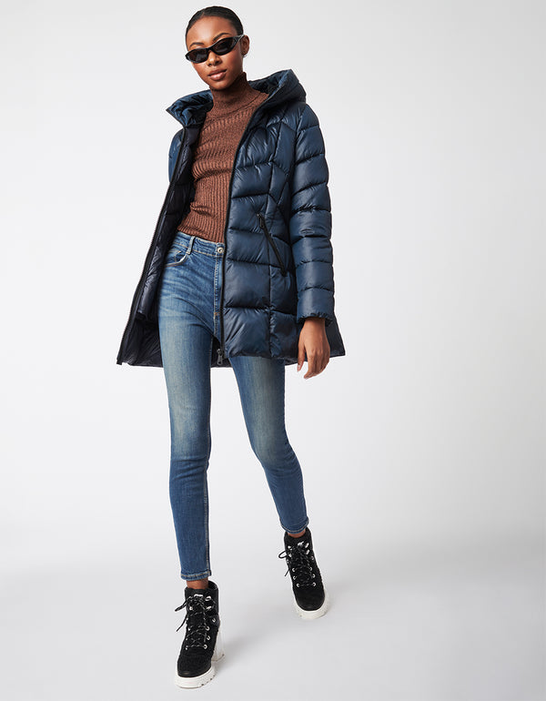 classic cut puffer jacket with hood in dark blue fully zipped with pocket made from recycled polyester for women