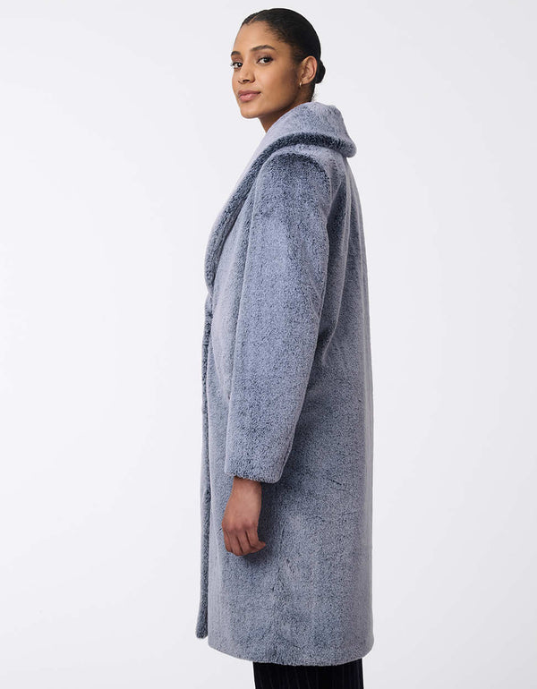 womens oversized coat with luxurious vegan fur. Combines chic style with exceptional warmth, perfect for colder days. Offers a relaxed, sophisticated look.