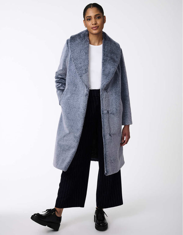 womens oversized coat with luxurious vegan fur. Combines chic style with exceptional warmth, perfect for colder days. Offers a relaxed, sophisticated look.