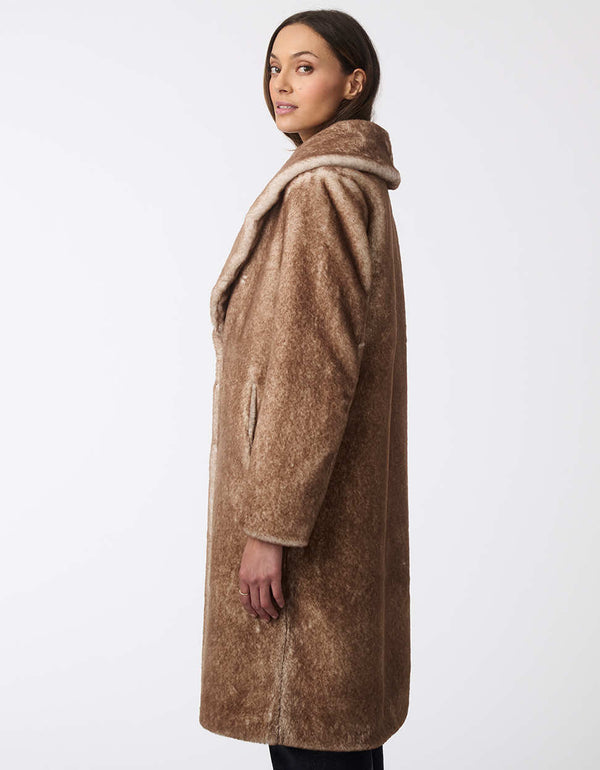 womens oversized coat with luxurious vegan fur. Combines chic style with exceptional warmth, perfect for colder days. Offers a relaxed, sophisticated look