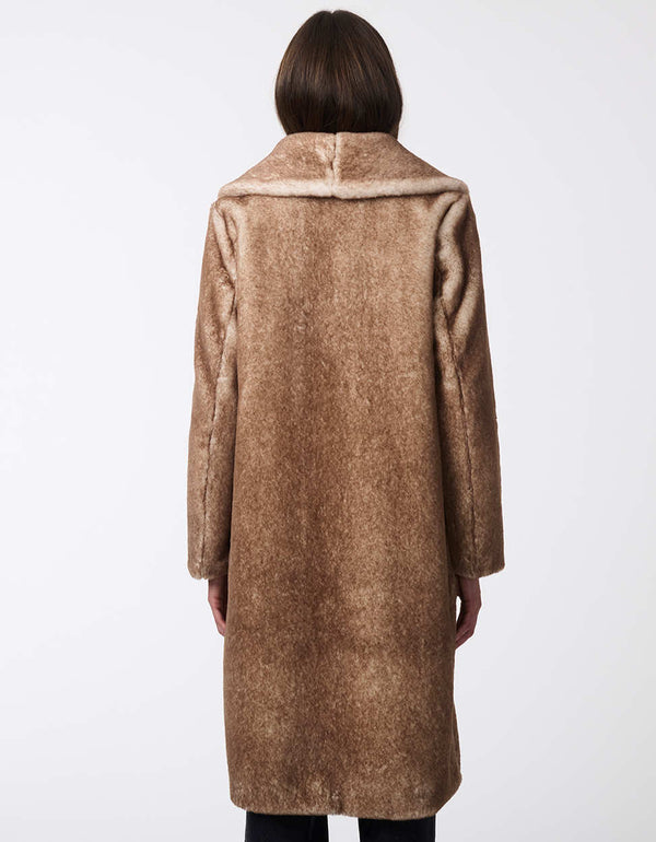 womens oversized coat with luxurious vegan fur. Combines chic style with exceptional warmth, perfect for colder days. Offers a relaxed, sophisticated look