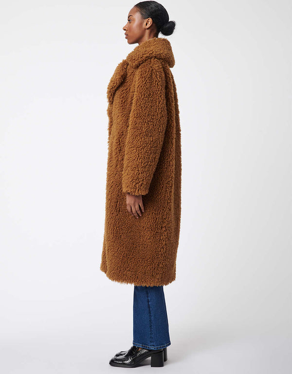 faux fur coat with oversized details and wide open collar in a camel brown colorway for women