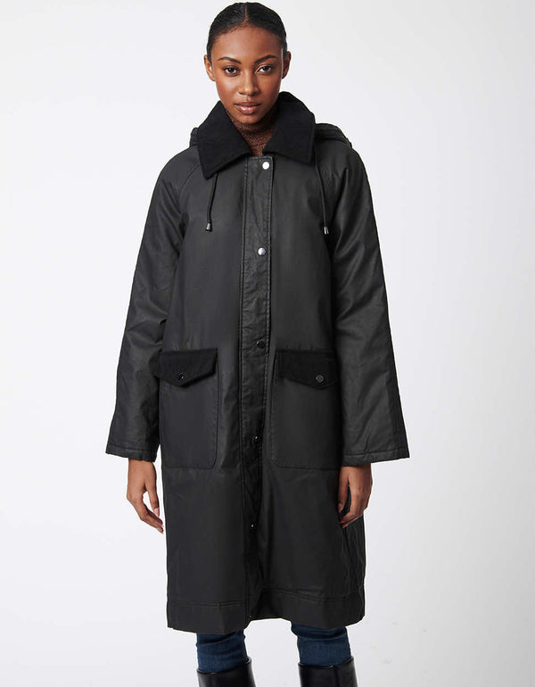 urban rain coat in black with a suede collar and pockets for a sleek look and an oversized fit with a zip off hood