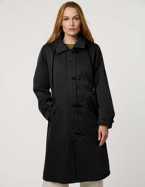 Women’s raincoat with hood, cinched waist, flap pockets, and zip-off hood in a tailored, versatile design.