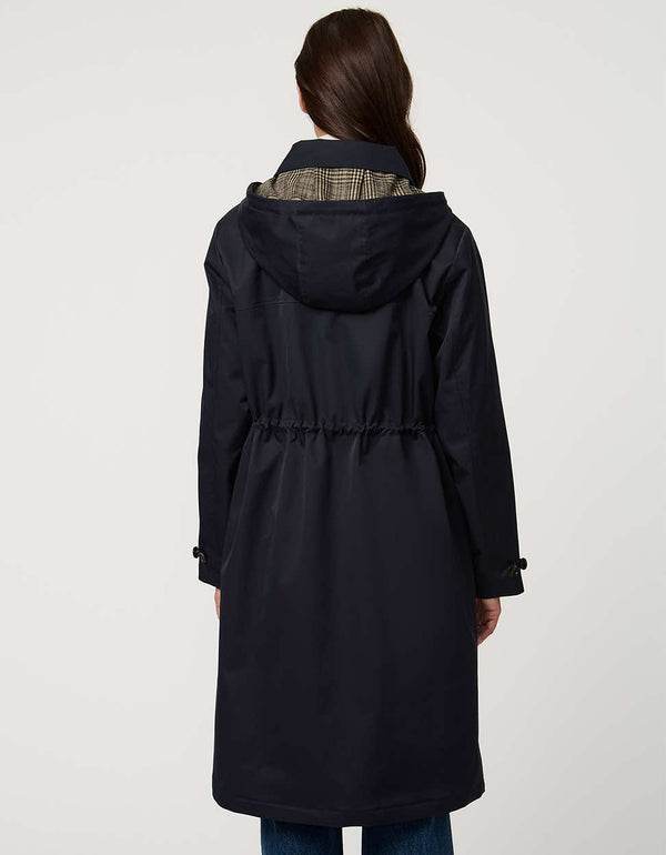 Women’s raincoat with hood, cinched waist, flap pockets, and zip-off hood in a tailored, versatile design.