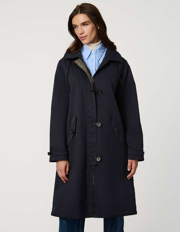 Women’s raincoat with hood, cinched waist, flap pockets, and zip-off hood in a tailored, versatile design.