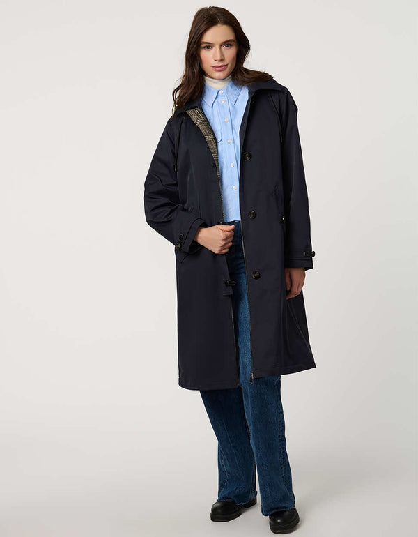 Women’s raincoat with hood, cinched waist, flap pockets, and zip-off hood in a tailored, versatile design.