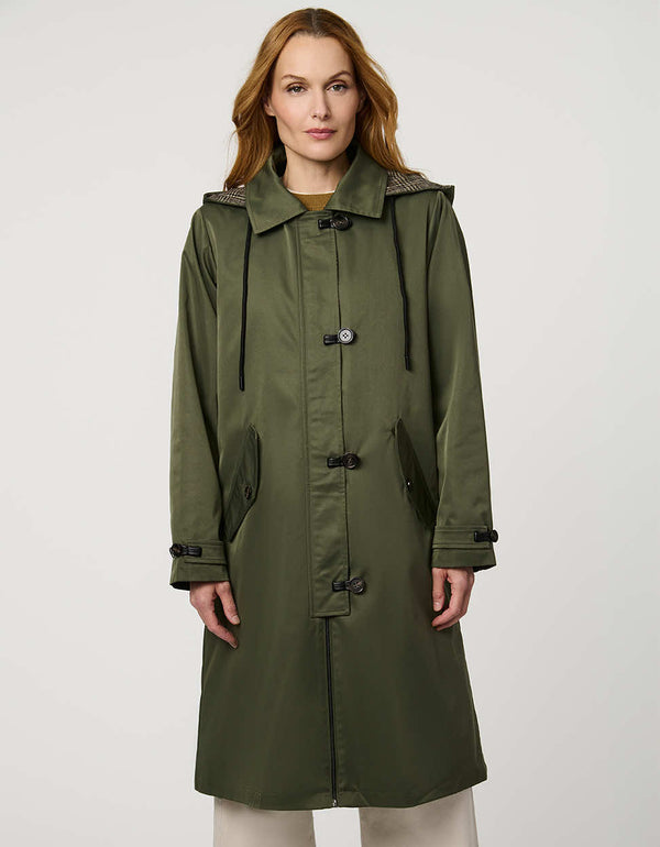 Women’s raincoat with hood, cinched waist, flap pockets, and zip-off hood in a tailored, versatile design.