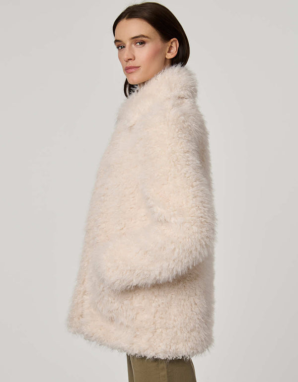 Short faux fur coat for women with classic collar, discreet clip closures, and patch pockets for everyday coziness.