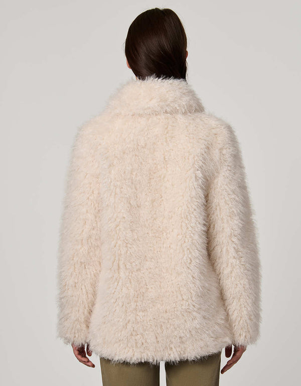 Short faux fur coat for women with classic collar, discreet clip closures, and patch pockets for everyday coziness.
