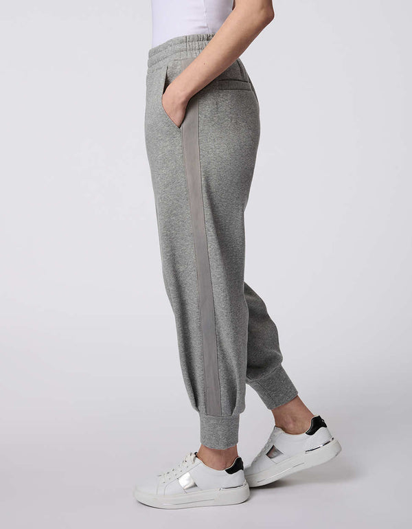 Cozy Essential Jogger pants, fleece-knit with an elastic waistband and ribbed cuffs, designed for comfort and effortless style.