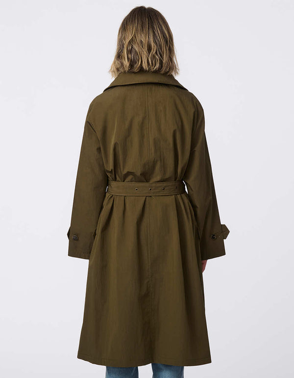 Oversized trench coat with fold-away hood, funnel collar, flared sleeves, and zip closure. Versatile and chic, perfect for city streets and weekend getaways.