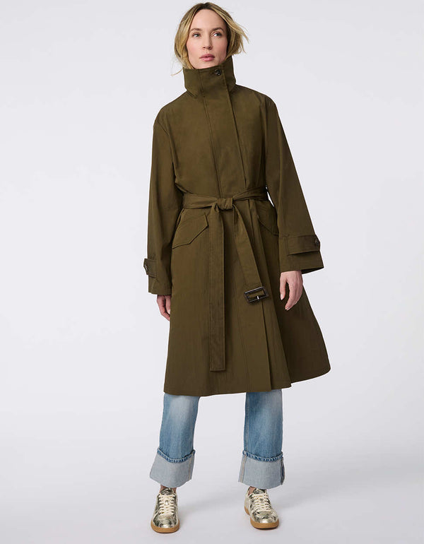 Oversized trench coat with fold-away hood, funnel collar, flared sleeves, and zip closure. Versatile and chic, perfect for city streets and weekend getaways.