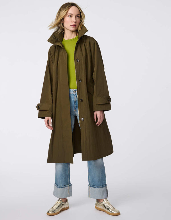 Oversized trench coat with fold-away hood, funnel collar, flared sleeves, and zip closure. Versatile and chic, perfect for city streets and weekend getaways.