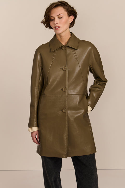 Women's genuine leather car coat with point collar, button-front closure and side pockets.