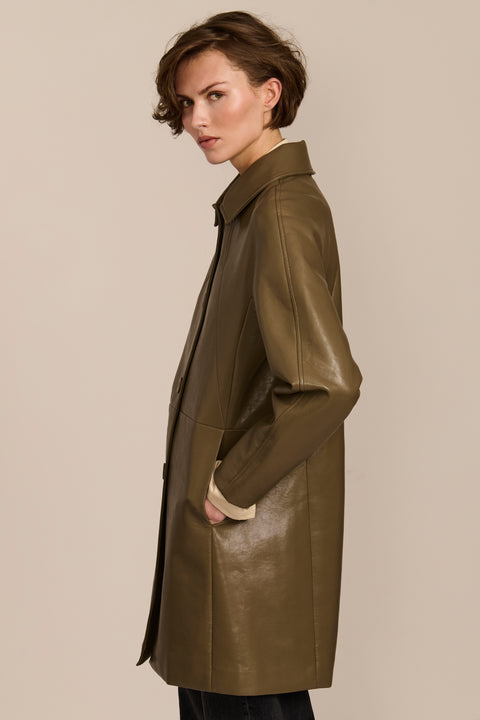 Women's genuine leather car coat with point collar, button-front closure and side pockets.