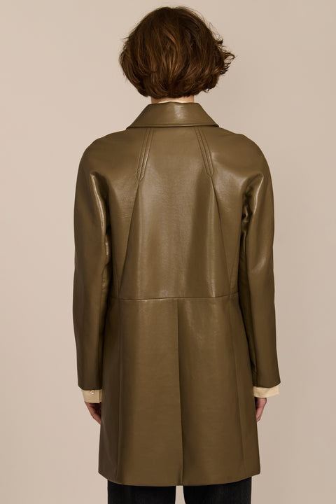 Women's genuine leather car coat with point collar, button-front closure and side pockets.