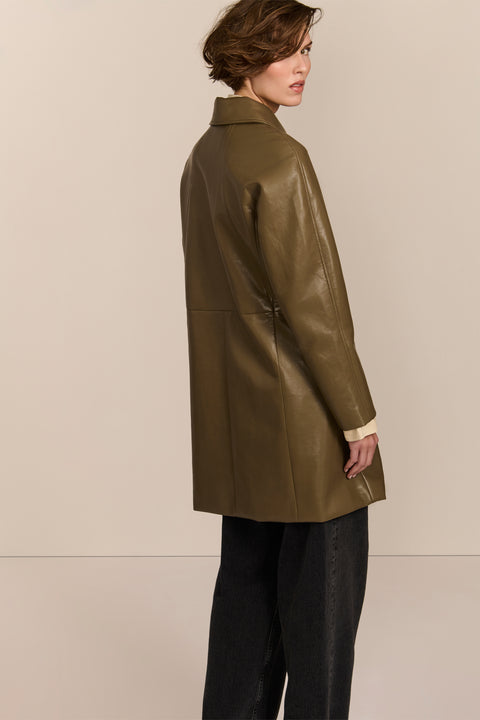 Women's genuine leather car coat with point collar, button-front closure and side pockets.