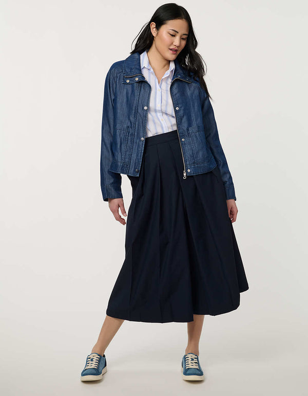 Women’s lightweight spring jacket with a relaxed fit, funnel neck, and open-collar styling option.