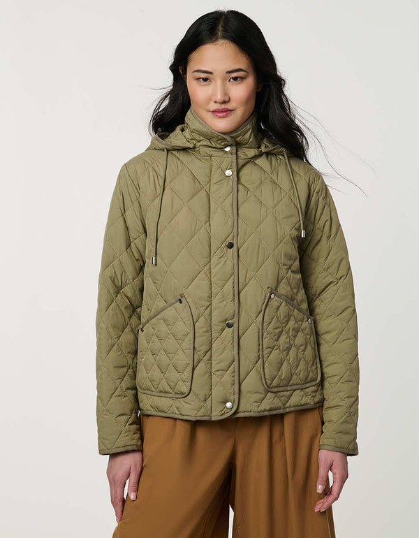 Women’s lightweight quilted jacket with a refined quilted finish, designed for travel and everyday wear.
