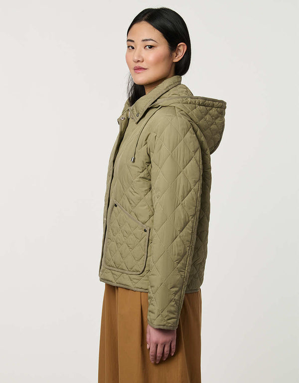 Women’s lightweight quilted jacket with a refined quilted finish, designed for travel and everyday wear.