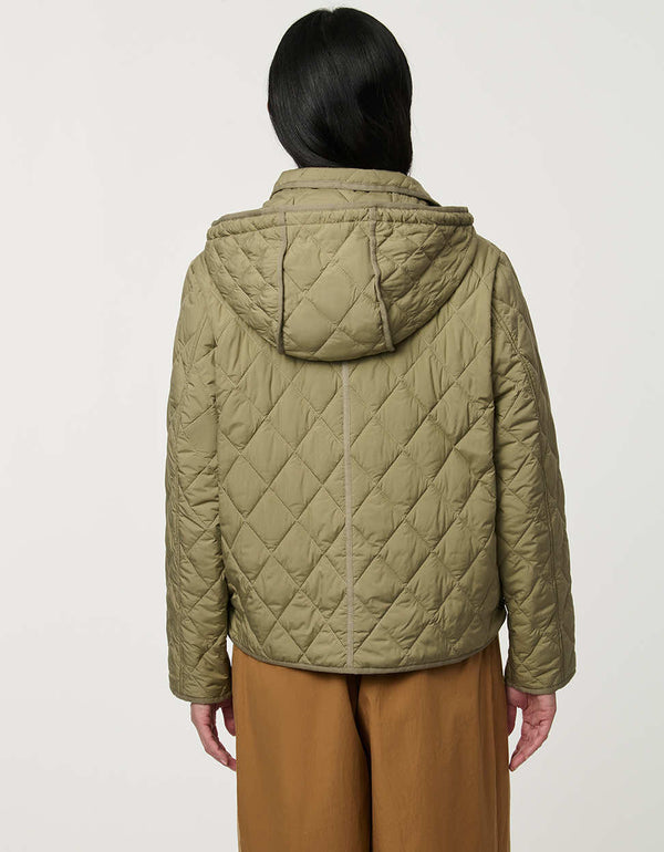 Women’s lightweight quilted jacket with a refined quilted finish, designed for travel and everyday wear.