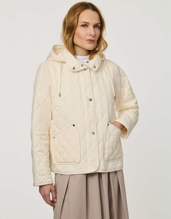 Women’s lightweight quilted jacket with a refined quilted finish, designed for travel and everyday wear.