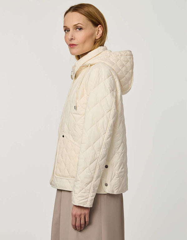 Women’s lightweight quilted jacket with a refined quilted finish, designed for travel and everyday wear.