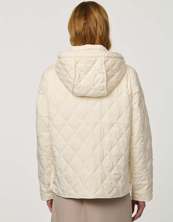 Women’s lightweight quilted jacket with a refined quilted finish, designed for travel and everyday wear.