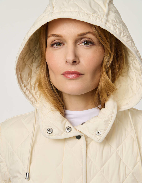 Women’s lightweight quilted jacket with a refined quilted finish, designed for travel and everyday wear.