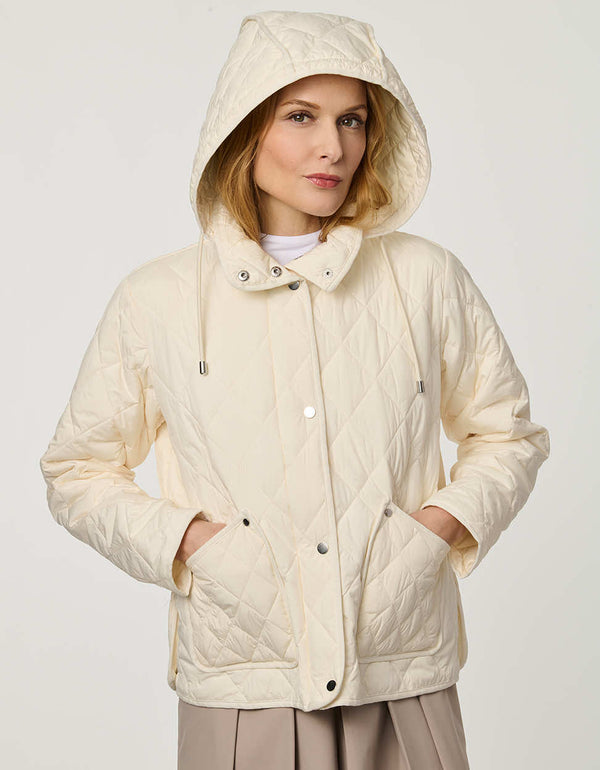 Women’s lightweight quilted jacket with a refined quilted finish, designed for travel and everyday wear.