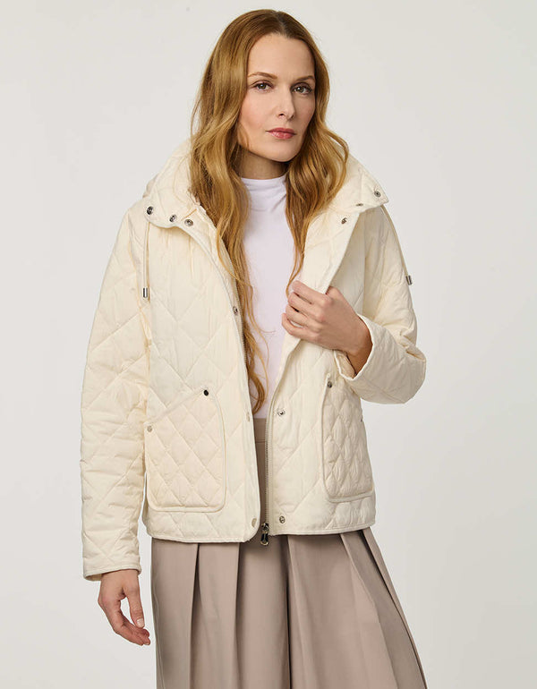 Women’s lightweight quilted jacket with a refined quilted finish, designed for travel and everyday wear.