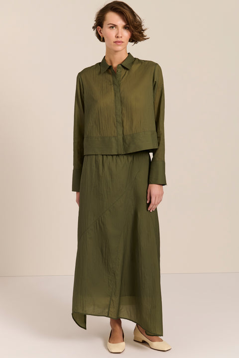 women's cropped button-front shirt in olive green with point collar, long sleeves and wide cuffs,