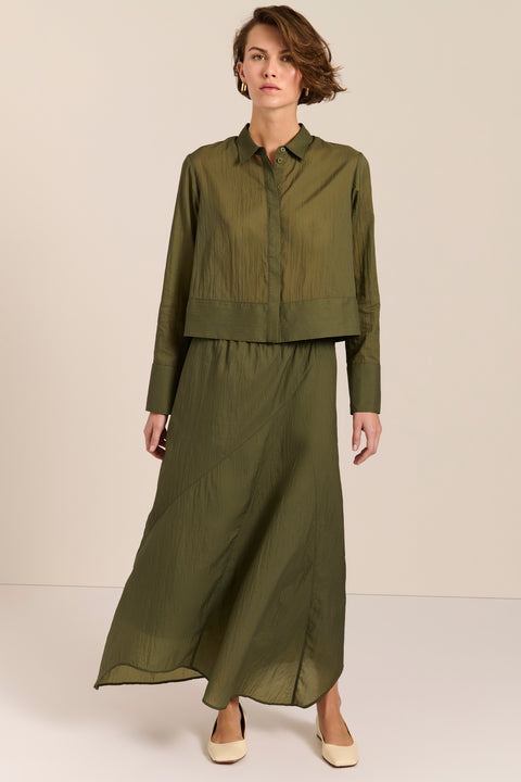 women's cropped button-front shirt in olive green with point collar, long sleeves and wide cuffs,