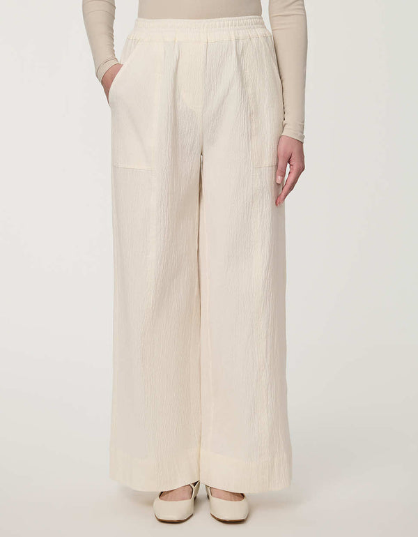 Women’s wide-leg seersucker pull-on pant in Gardenia with elastic waistband and lightweight textured fabric.